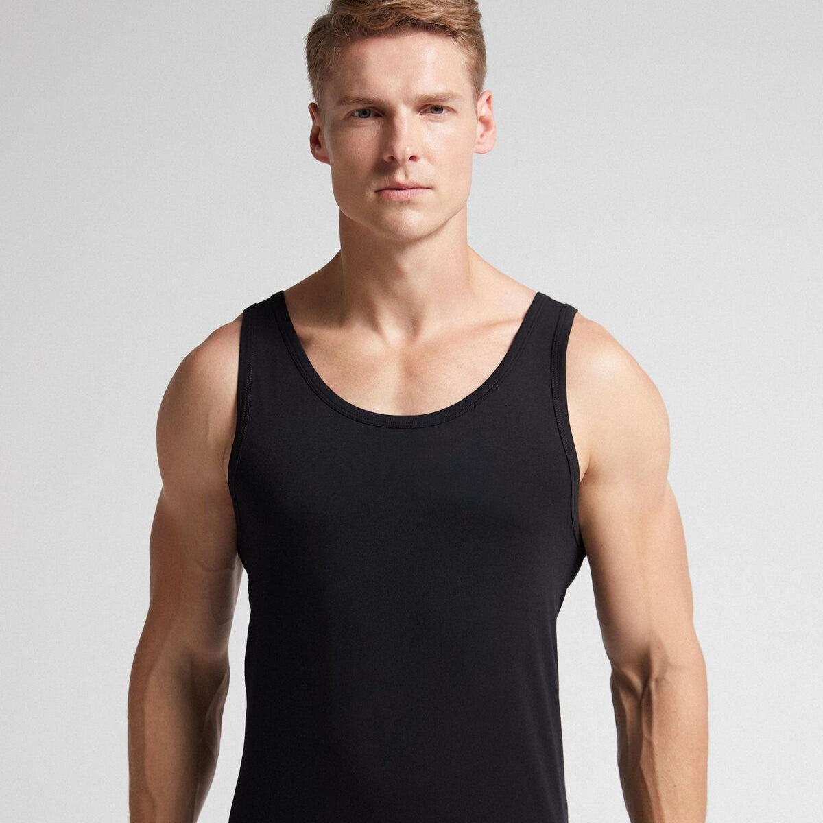 Round-Neck Vest Black