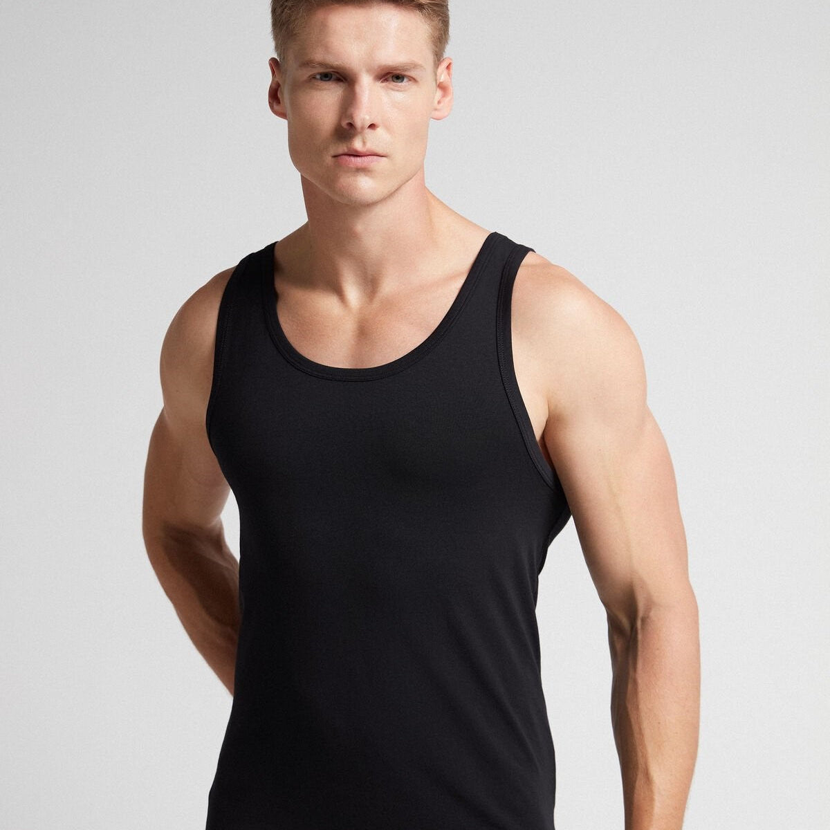 Round-Neck Vest Black