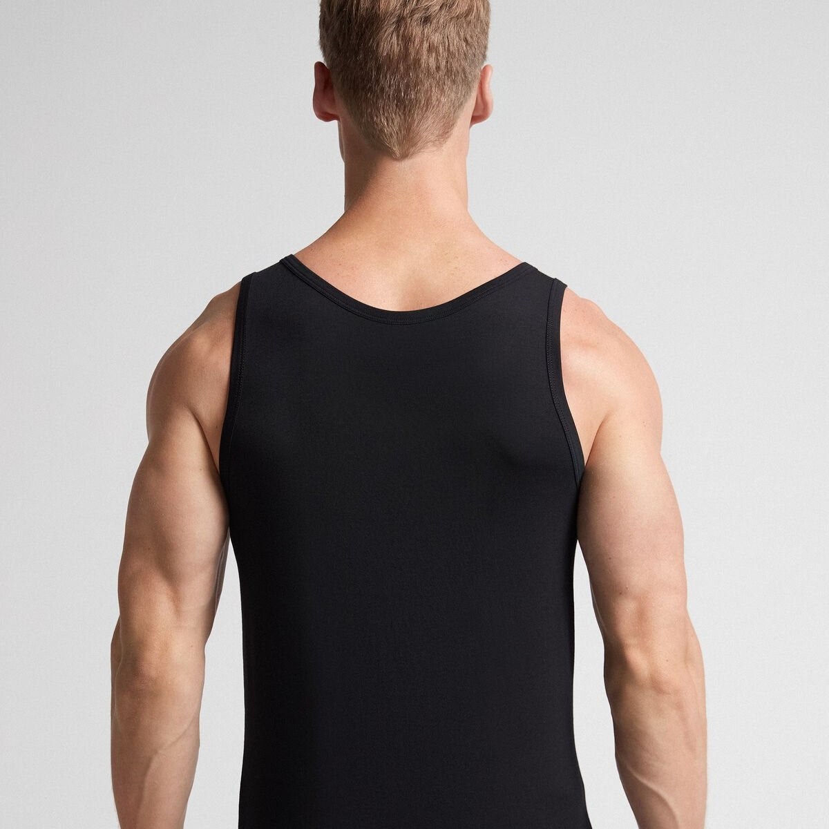 Round-Neck Vest Black